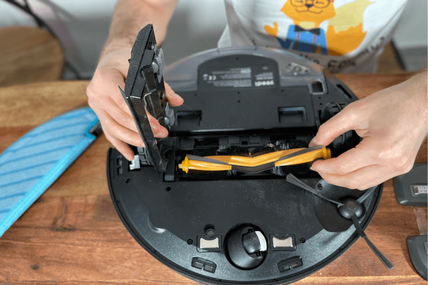 Die Bürste des Yeedi Vac Hybrid wird ausgebaut